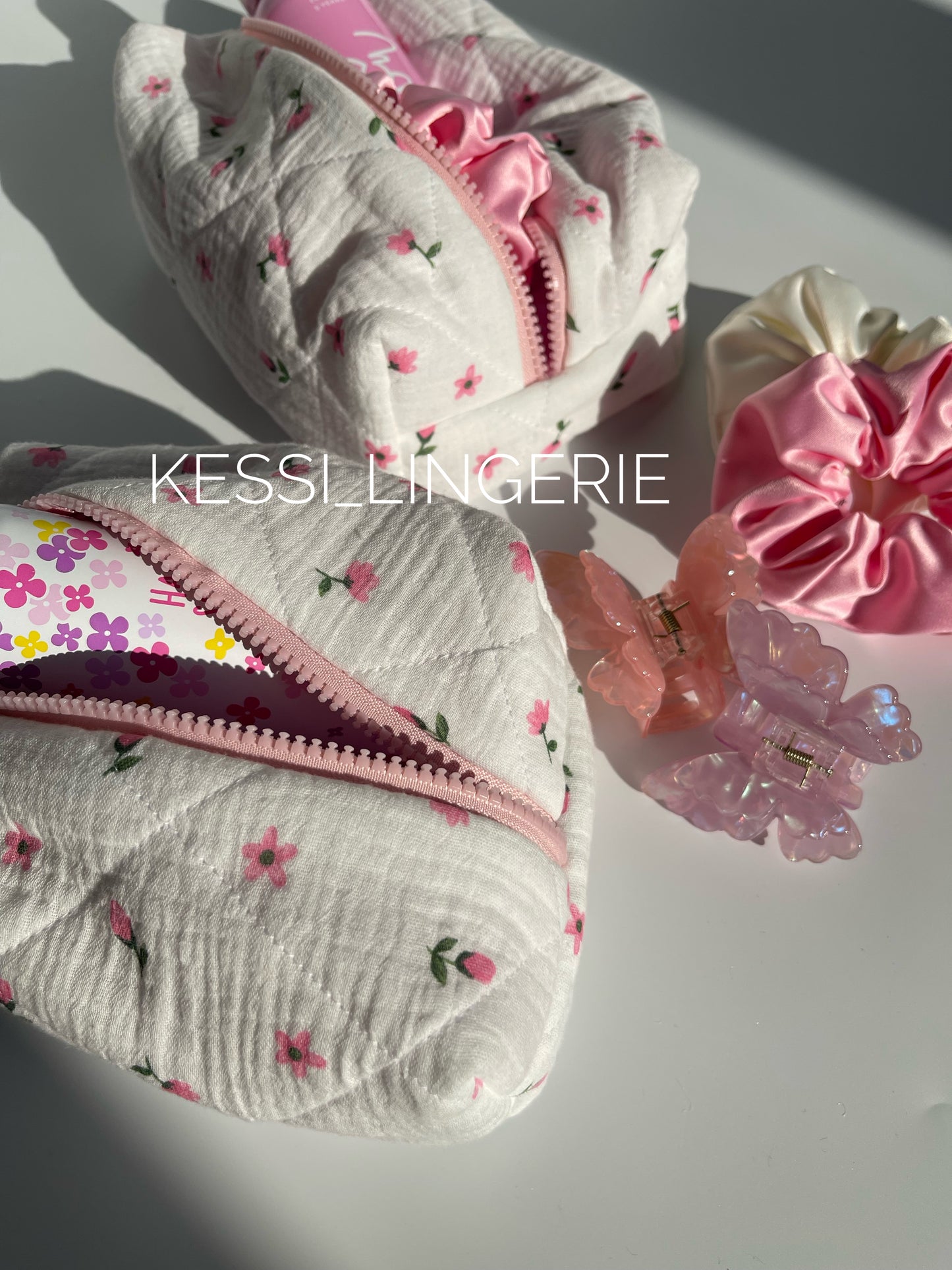 Косметичка з квітковим принтом 🌷