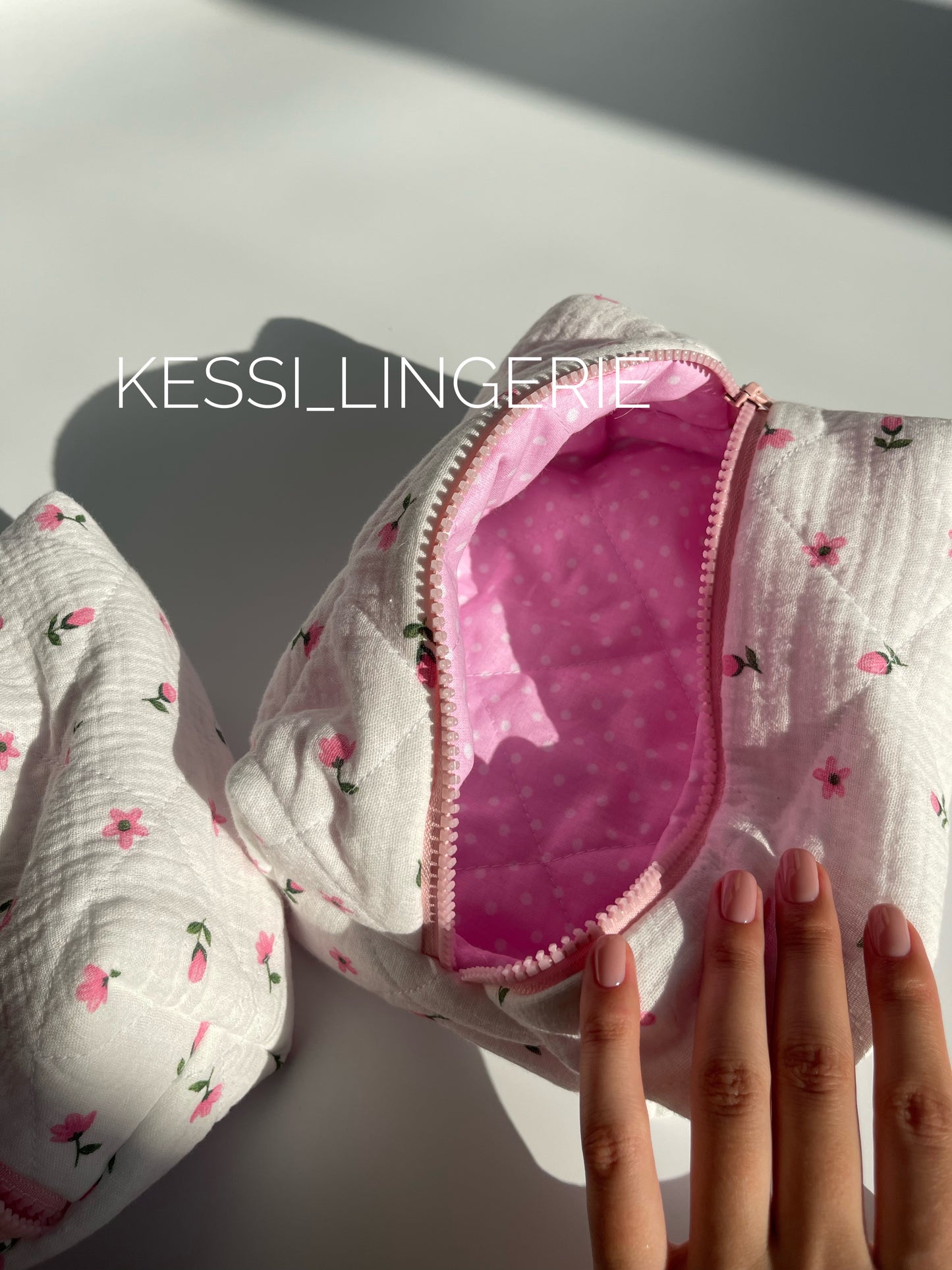 Косметичка з квітковим принтом 🌷