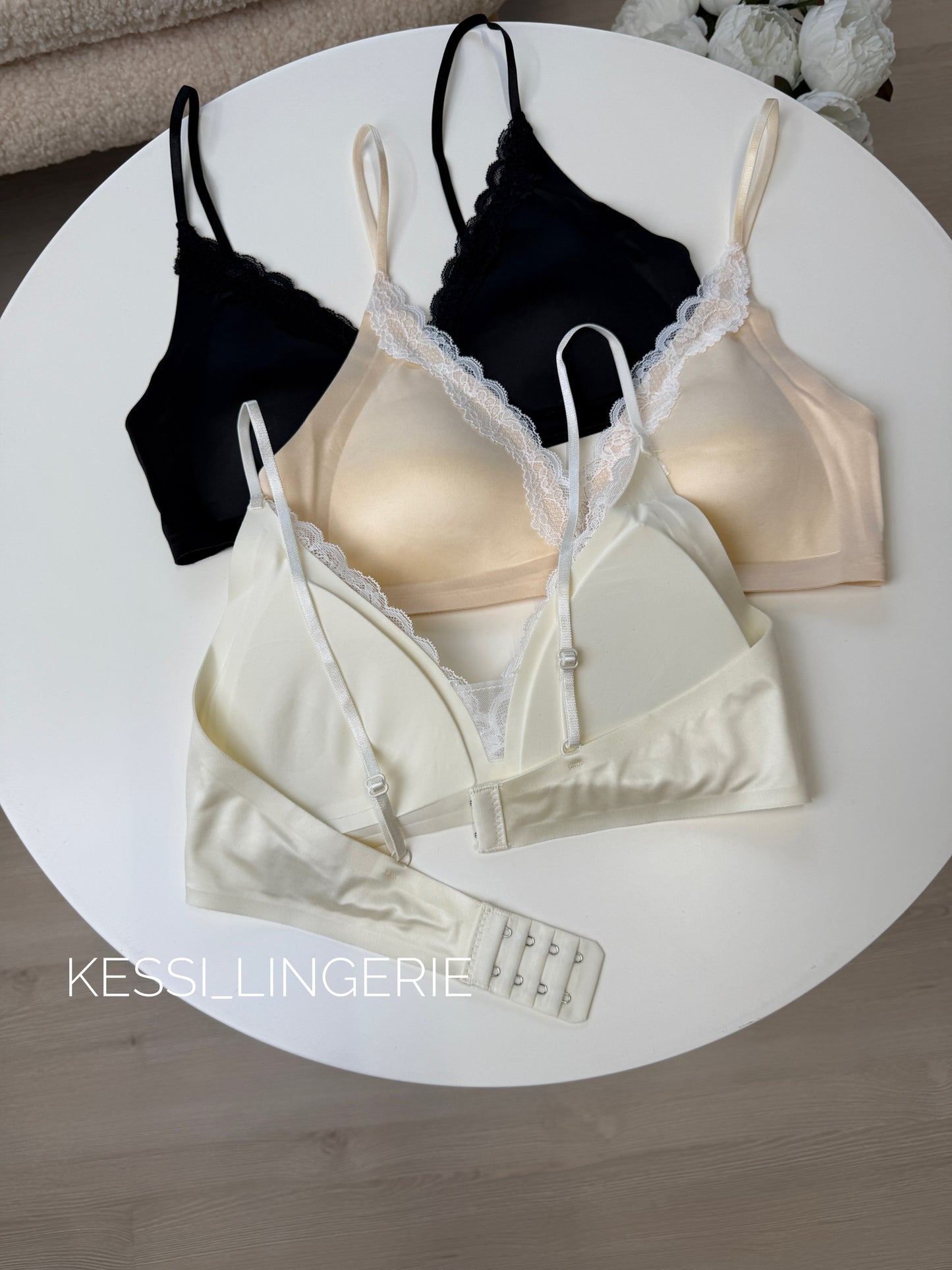 Гладкий топ з мереживом (00870)