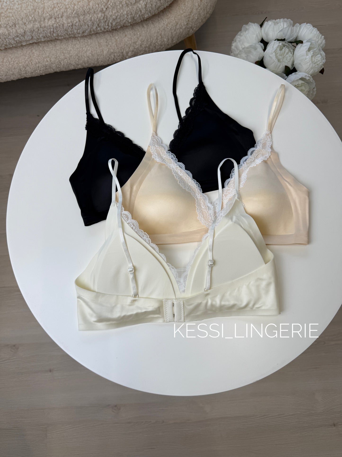 Гладкий топ з мереживом (00870)