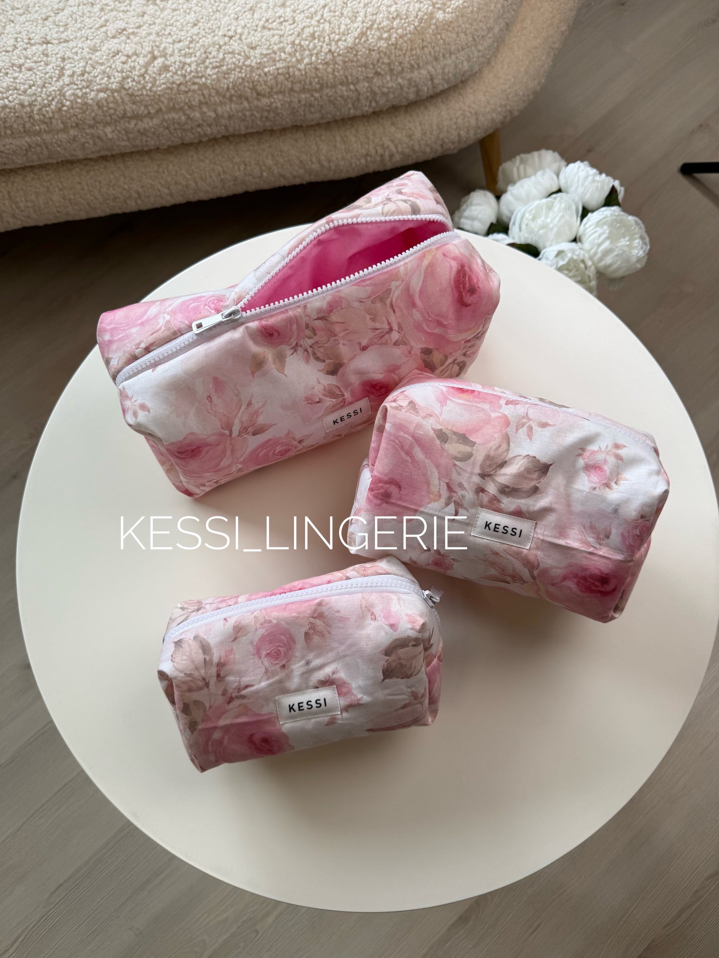 Косметичка у квітковий принт 🌸